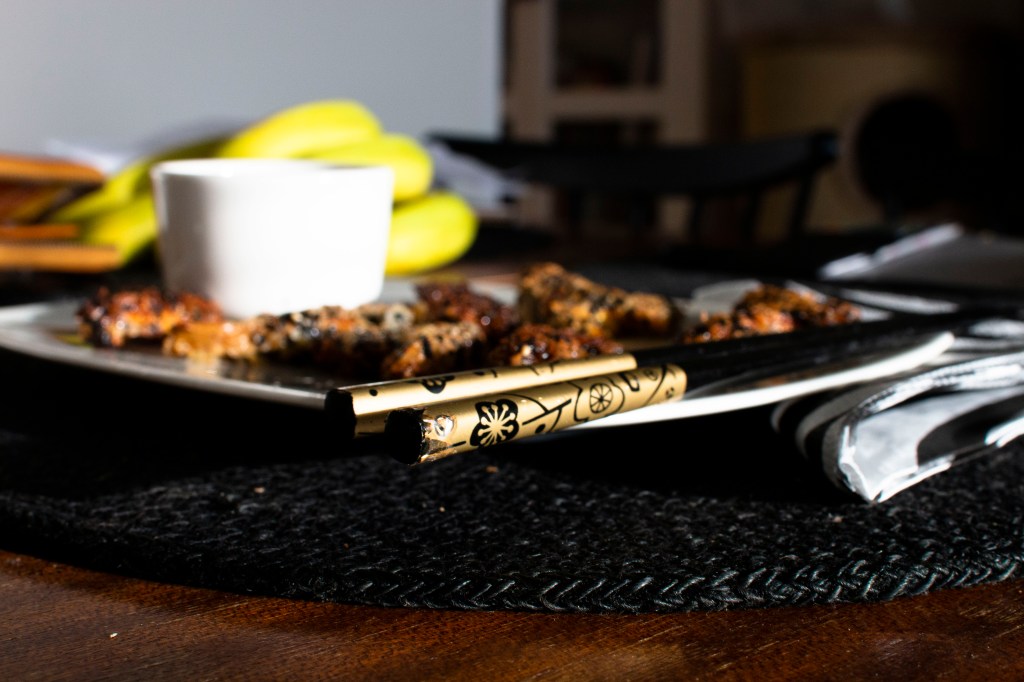 Valmiis lampaankääpäpihvit nautitaan teriyaki dippikastikkeen kera