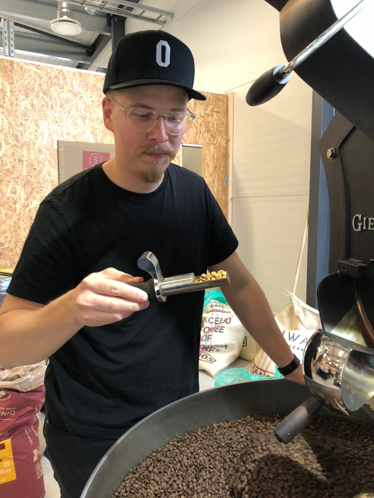 Kahiwan Joonas Reinikaisen kahvia paahtamassa.