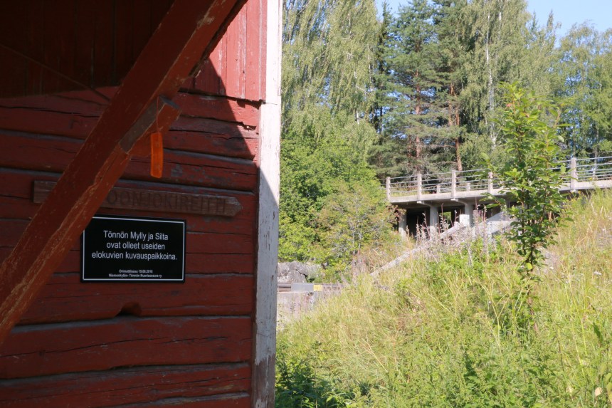 Tönnön Myllyltä näkee betonisen museosillan rakenteet hyvin.