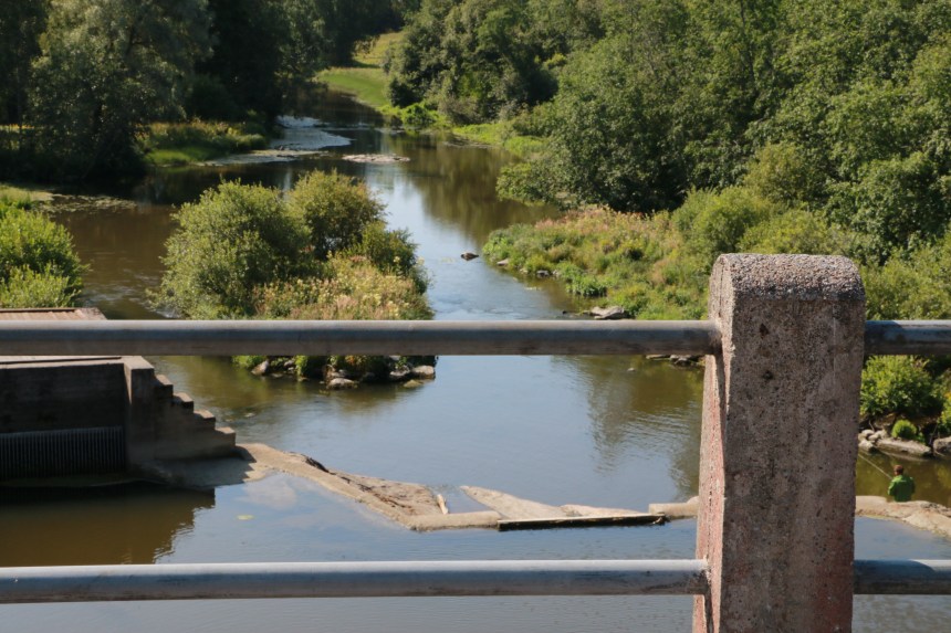 Tönnön sillalta on huikea näkymä Porvoojoelle ja padottuun koskeen.
