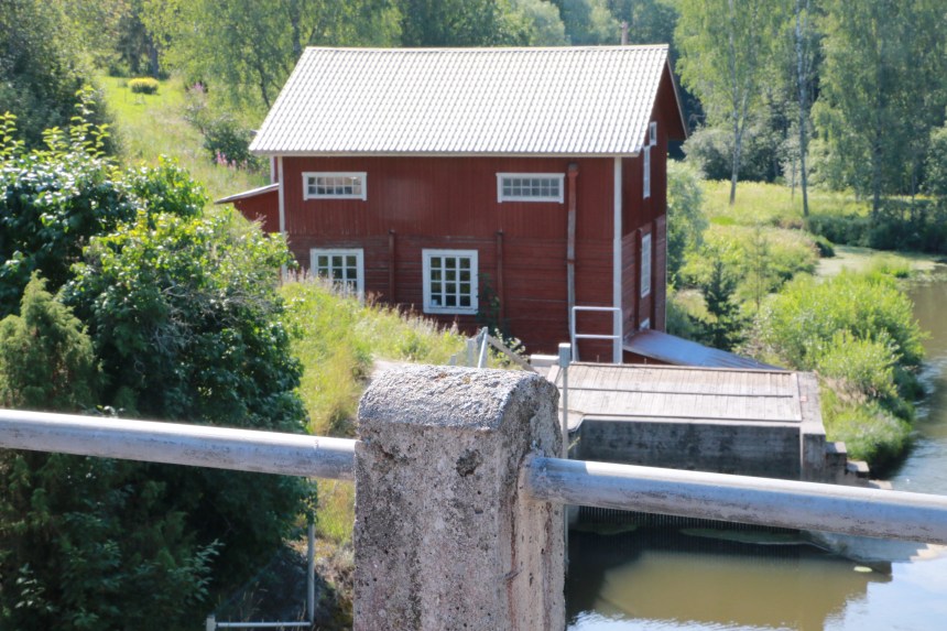 Tönnön museosillan välittömässä läheisyydessä on Tönnön mylly, joka on edelleen toiminnassa.
