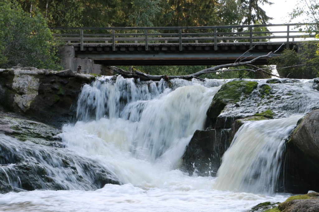 Myllykulmankoskessa on kaunis luonnon vesiputous. 