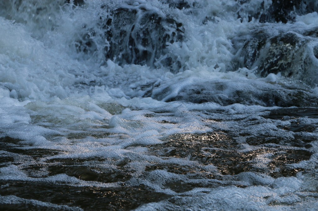 Kosken vaahtopäät ovat erityisen kiehtovia auringon viimeisten säteiden valaistessa niitä. 