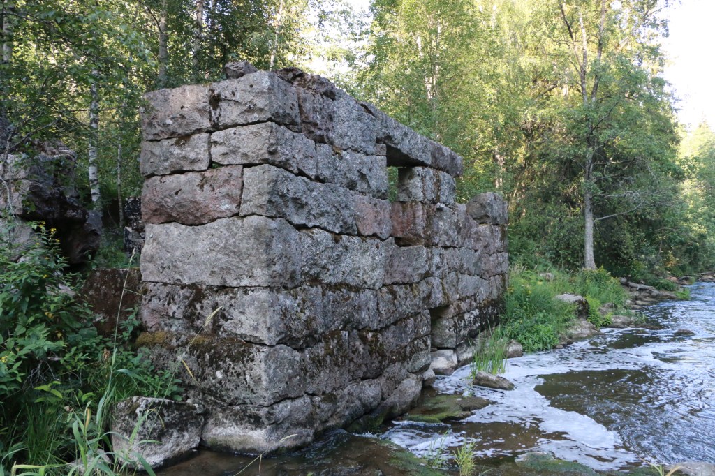 Myllynkulman vanhan myllyn raunioita. 