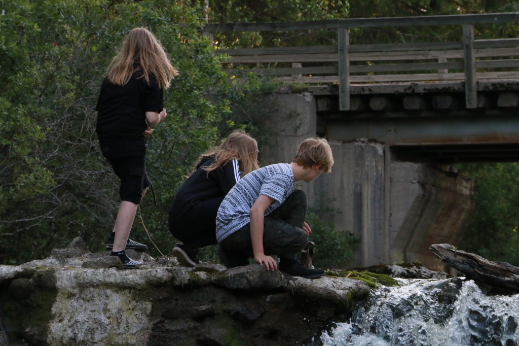 Lapset ihailevat veden pauhua Myllykulmankosken putouksella Orimattilassa