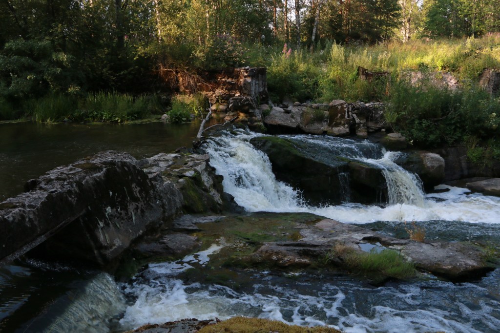 Myllynkulman kosken partaalla on vanhan myllyn rauniot nähtävissä. 
