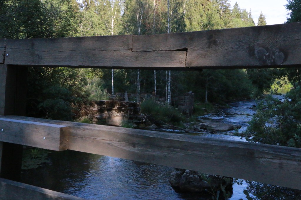 Myllykulmankosken sillalta näkee hyvin kosken partaalla sijaitsevat vanhat myllyn rauniot. 