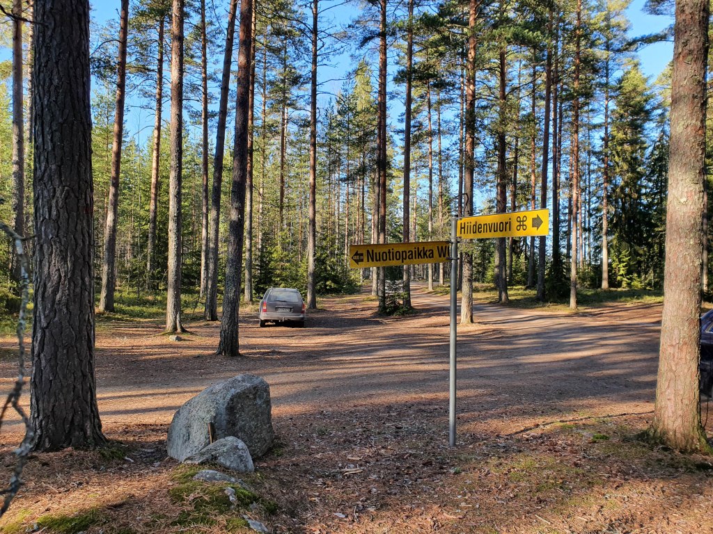 Hiidenvuoren opasteet parkkipaikalla