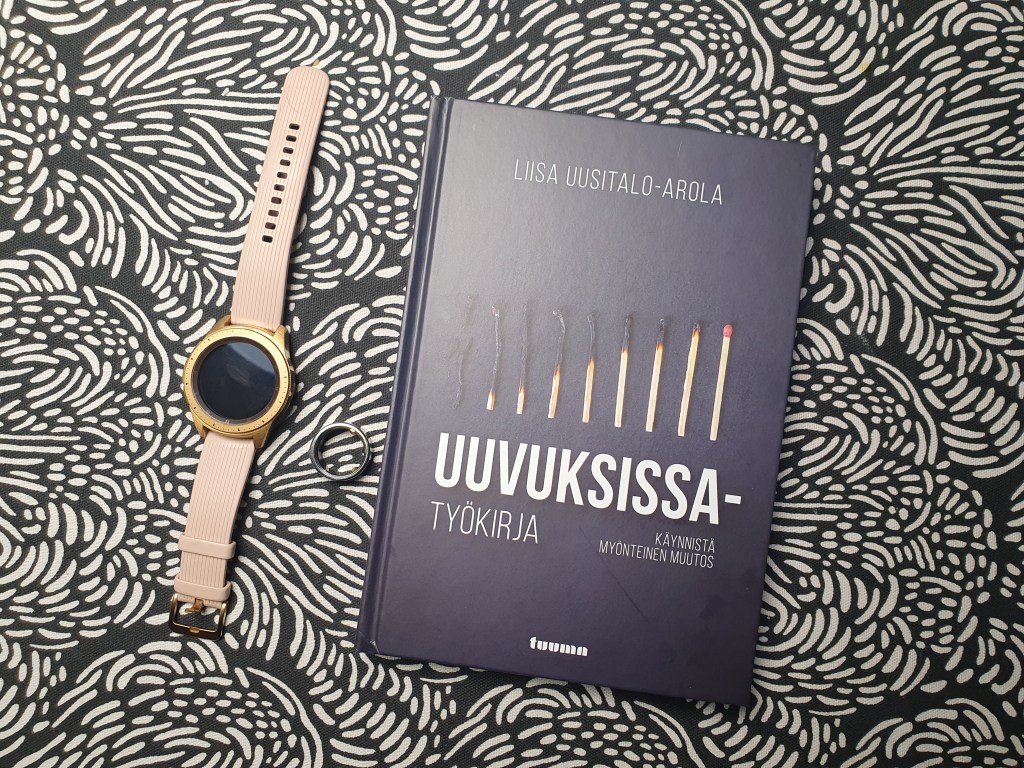 12.1.2021 ilmestyvä Liisa Uusitalo-Arolan uuvuksissa -työkirjan kansi.